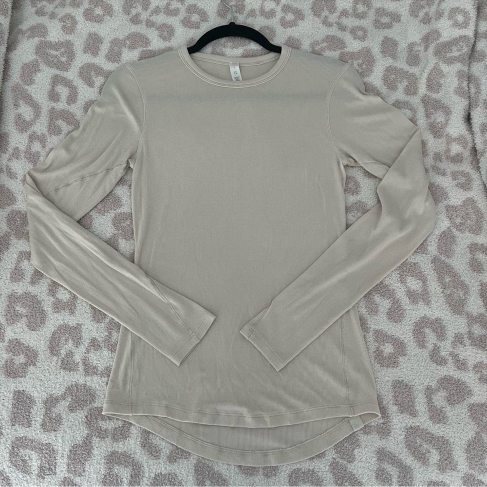 Lululemon Hold Tight Long Sleeve Shirt in Bone 4 EUC - Picture 3 of 3